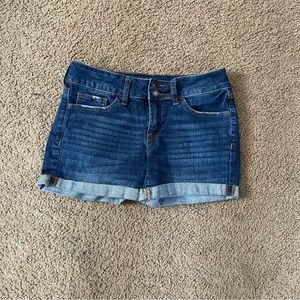 SO Shorts Size 7 Low Rise Midi
